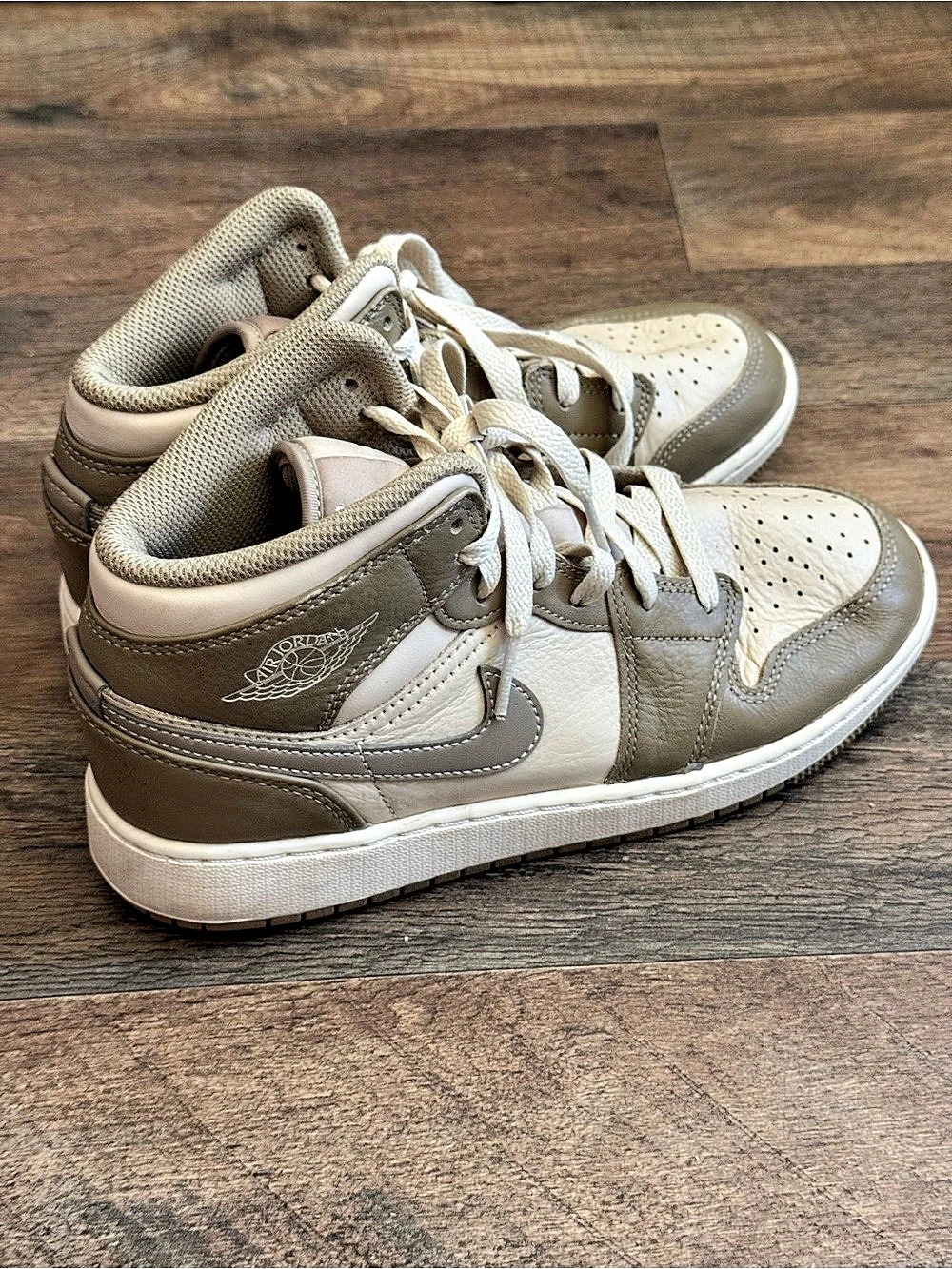Jordan Air Jordan 1 Mid Hemp / White Sneakers Gray & White Boys US 5Y